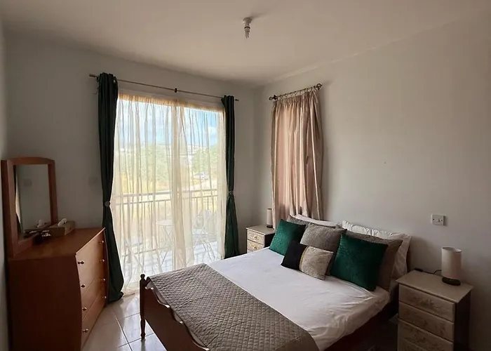 Beautiful 2 Bedroom דירה