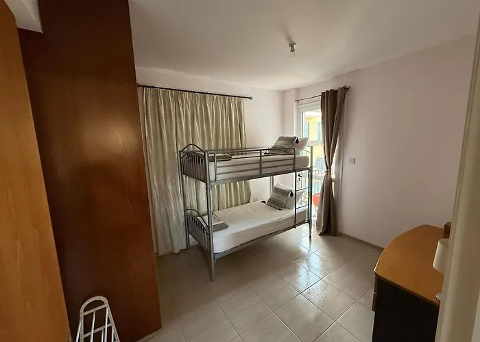 Beautiful 2 Bedroom דירה
